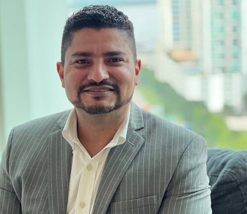 Dr. Ariel Veces